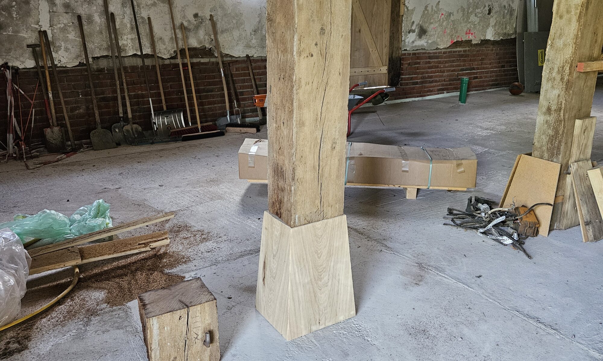 Dielenpfosten mit Pylon