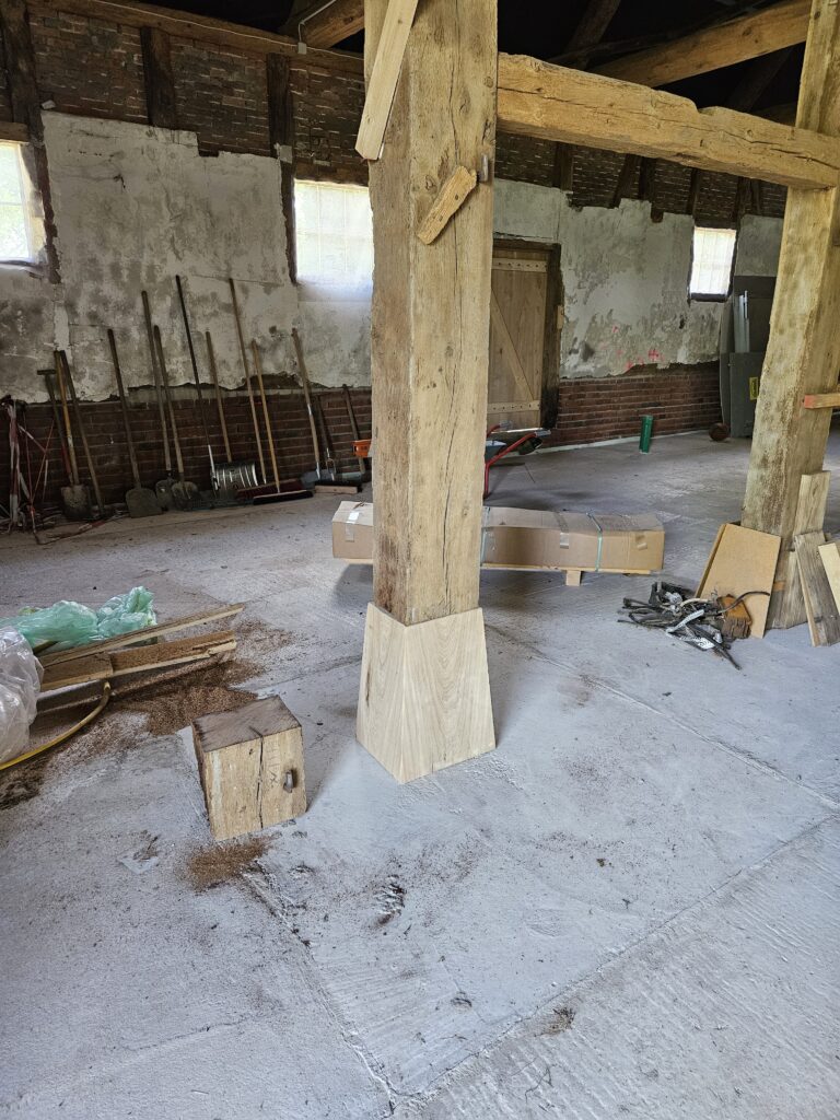 Dielenpfosten mit Pylon