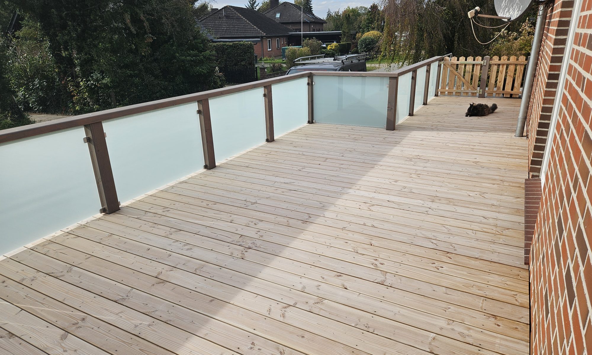 Hochterrasse mit Glasgeländer