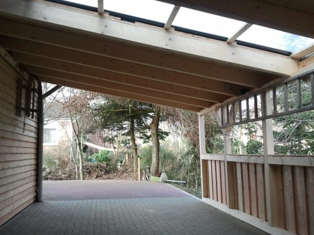 Carport mit Lichtband im Dach