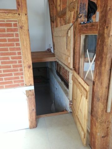 Kellerluke geöffnet