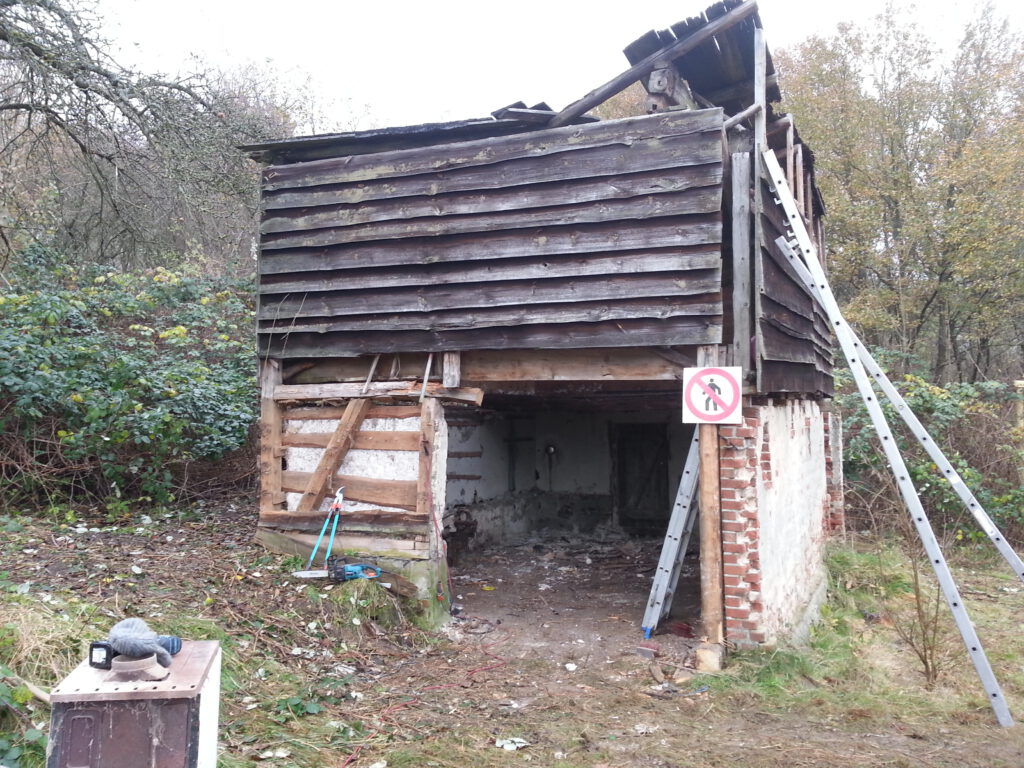 Schuppen eingebrochen