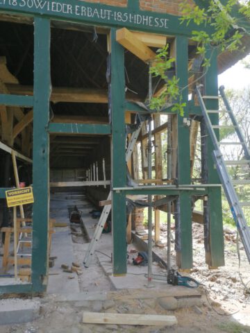 Fachwerkgiebel rechts in Arbeit