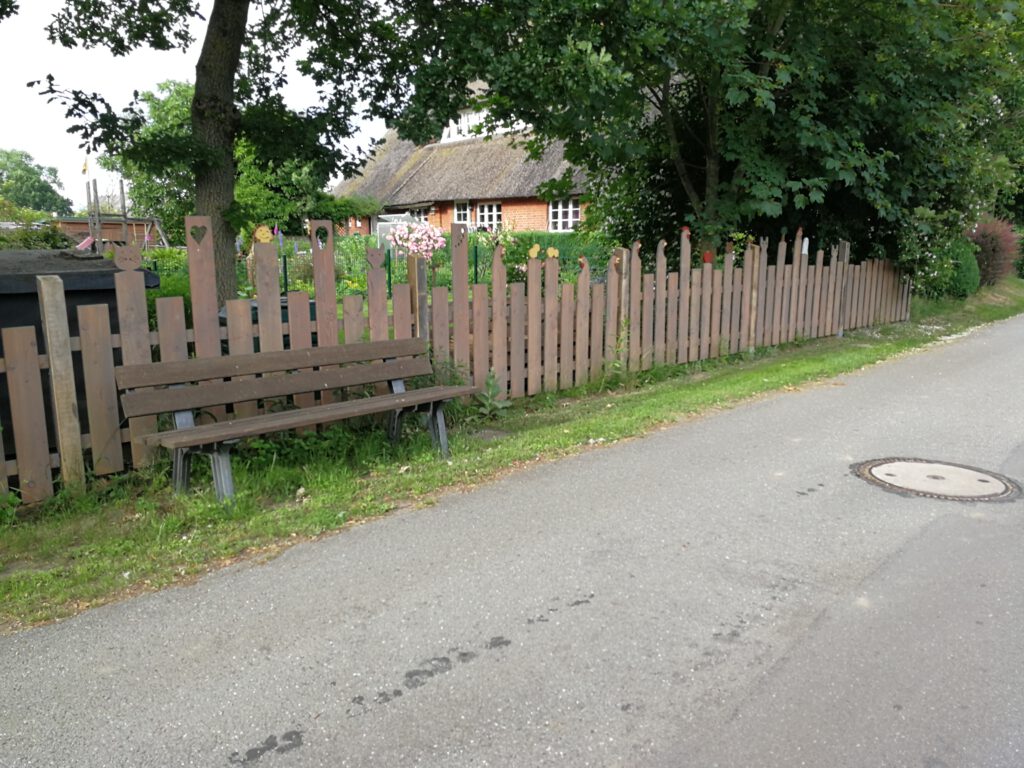 Zaun zu den Hühnern mit verschiedenen Motiven