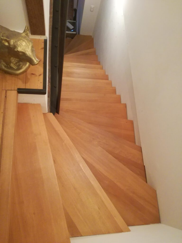 Treppe halbgewendelt